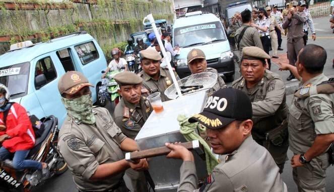Satpol PP DKI dan Preman Sekongkol Tarik Pungli PKL