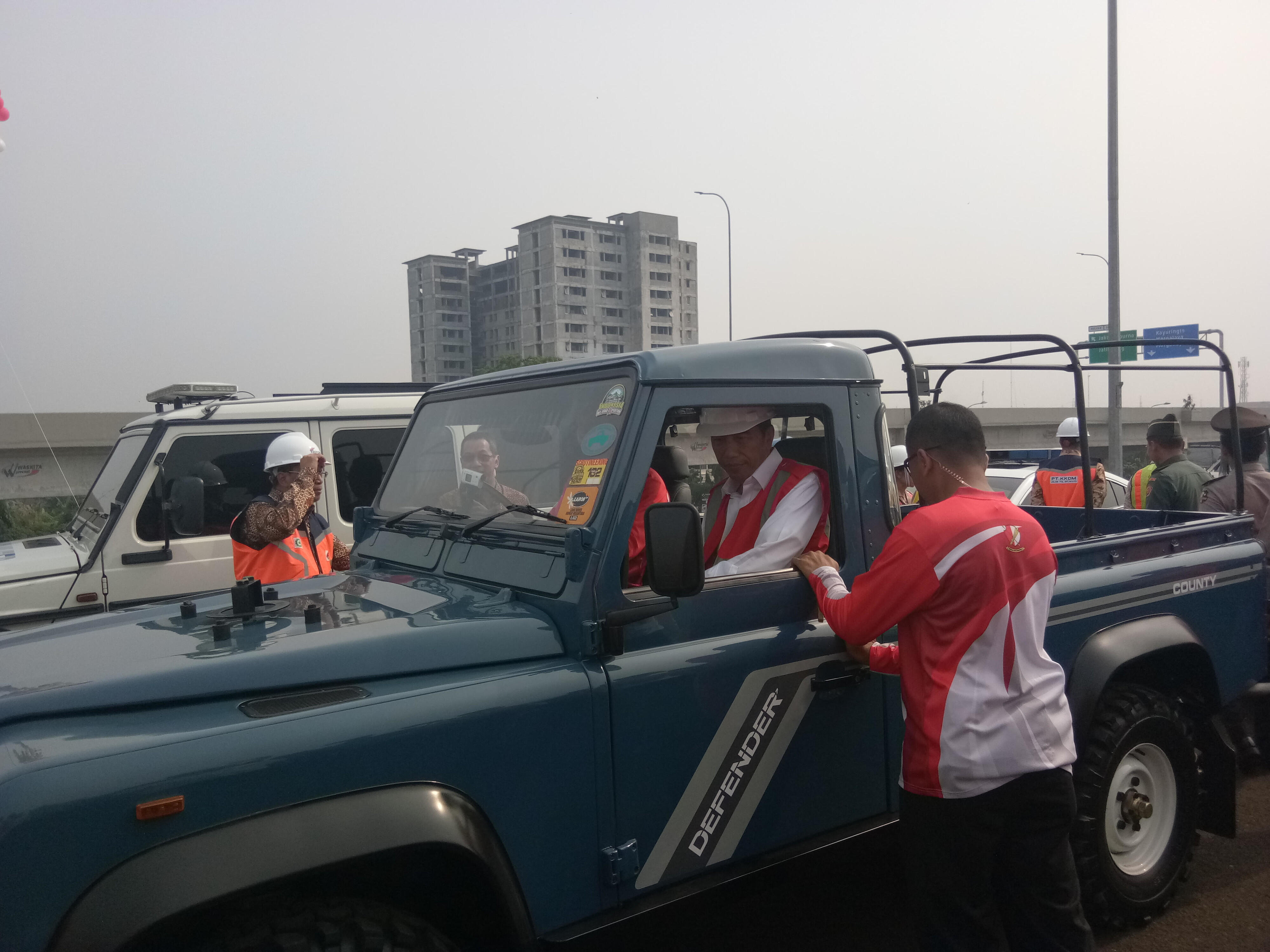 Jokowi Tumpangi Land Rover Jajal Tol Becakayu