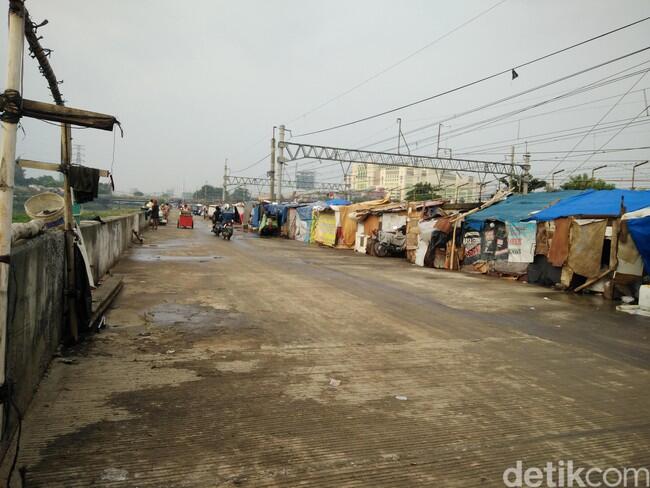 Gubuk Liar Menjamur di Kanal Barat Tanah Abang