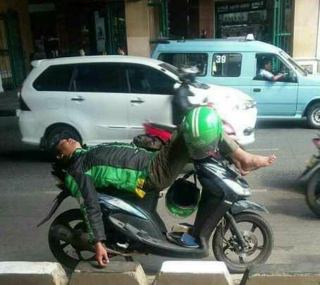 Sisi Lain Kehidupan Ojol Di Jalanan