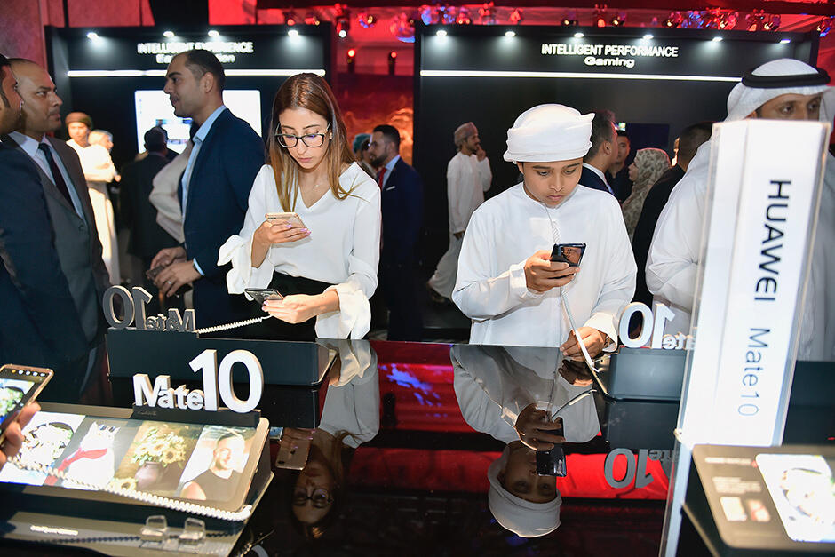 Ponsel Pintar Huawei Lebih Bagus Dari Produk Apple, Iphone?