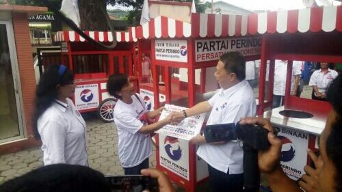 Perindo Bagikan Gerobak UMKM di Salatiga, Pedagang Kecil Bahagia