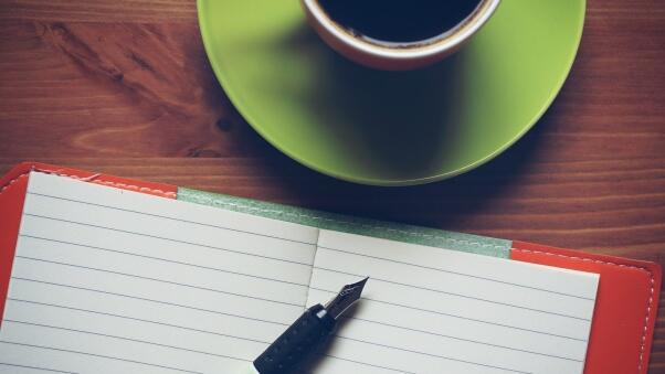 Pacaran Dengan Seorang Penulis? Ini yang Harus Kamu Lakukan