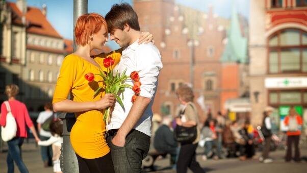 Pacaran Dengan Seorang Penulis? Ini yang Harus Kamu Lakukan