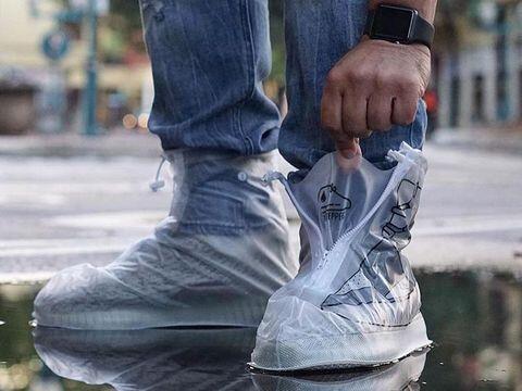 Sepatu takut basah? Pake aja jas hujan sepatu, gan!