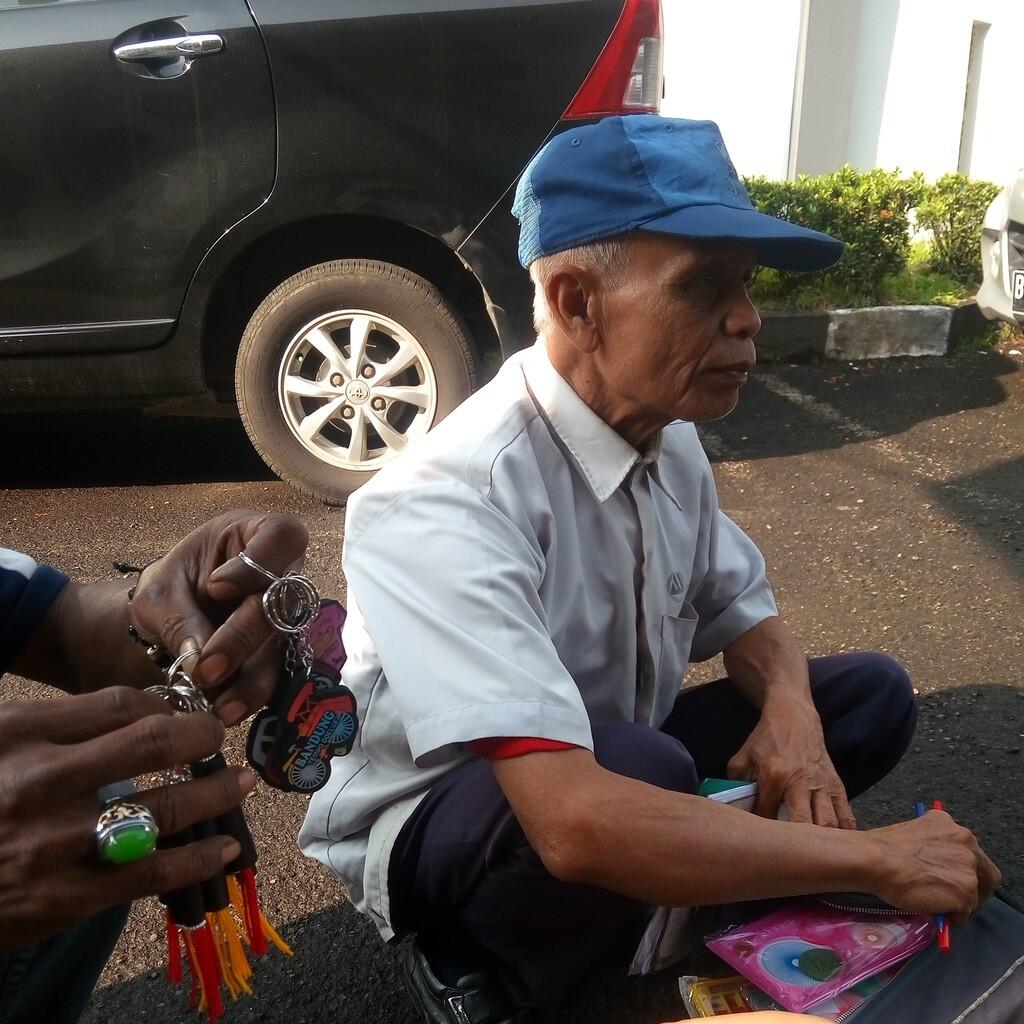 Bapak Penjual Mainan Kids Zaman Old