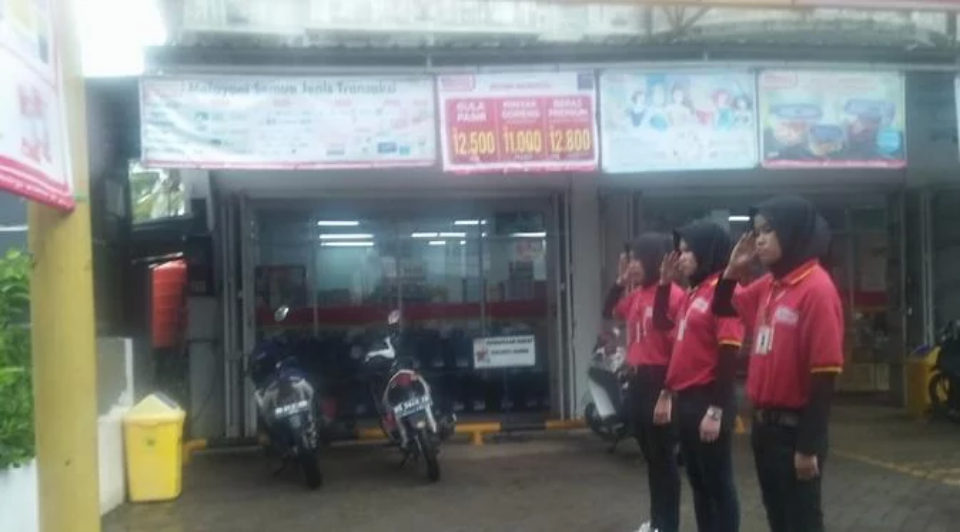 3 Karyawan Hormat Tiang Besi hingga Basah Kuyup, Ada Apa?