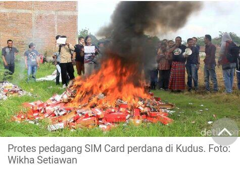 

Protes Aturan Registrasi, Penjual Bakar Ribuan SIM Card di Kudus