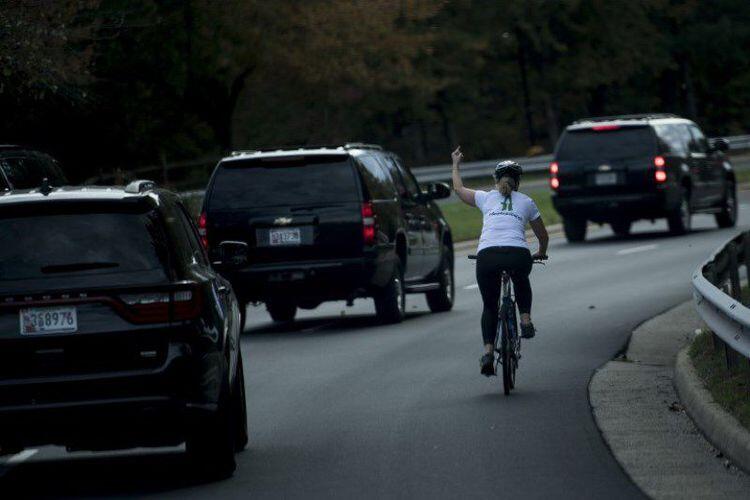 Publik AS Galang Rp 677,5 Juta bagi Wanita yang Acungkan Jari Tengah ke Mobil Trump
