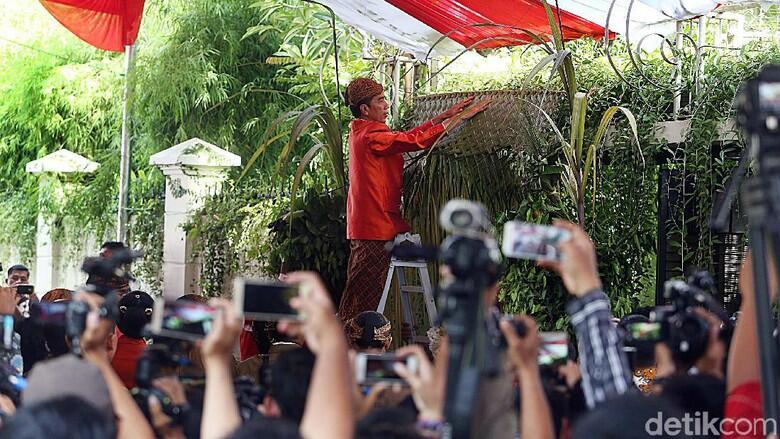 Jokowi Memasang Bleketepe Sebelum Prosesi Siraman Kahiyang