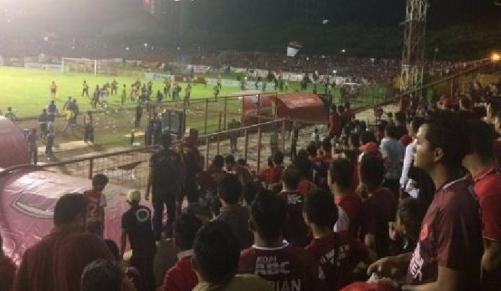 Detik-detik Kericuhan Suporter Setelah PSM Ditekuk Bali United