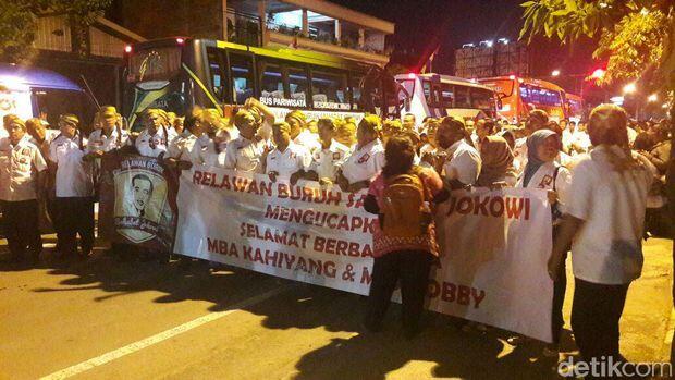 Hebohnya Relawan Jokowi Saat Datang ke Midodareni Kahiyang