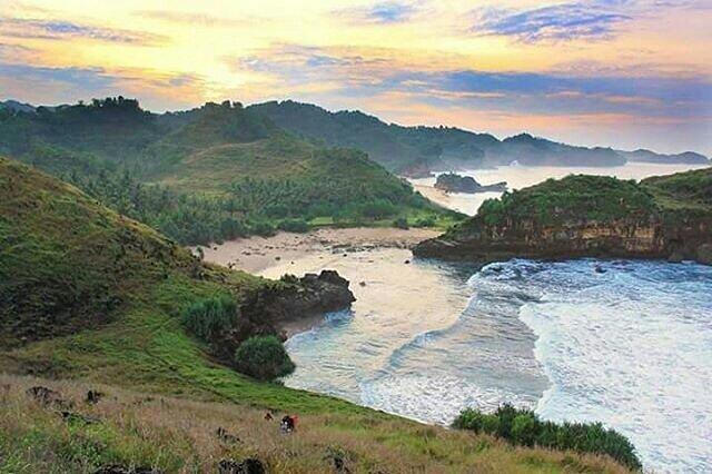 Surga Tersembunyi Di Pantai Kasap Pacitan, Yang Mirip Seperti Raja Ampat