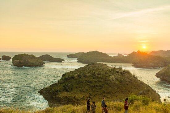 Surga Tersembunyi Di Pantai Kasap Pacitan yang Mirip 