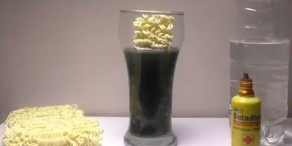 STOP HOAX !!! Viral mi instan diberi Betadine jadi biru? Ini penjelasan ilmiahnya