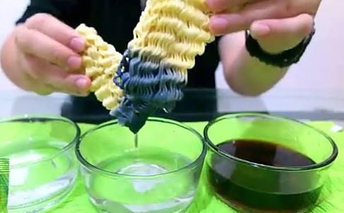 STOP HOAX !!! Viral mi instan diberi Betadine jadi biru? Ini penjelasan ilmiahnya