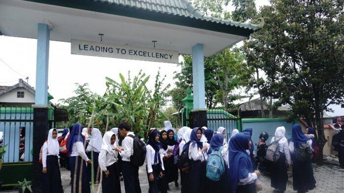 Siswi SMP Negeri 5 Sleman yang Kesurupan Usai Lihat Ular Dibunuh