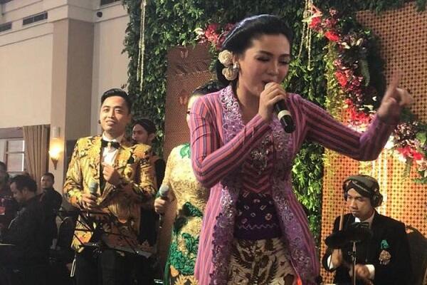 Vicky Shu Nyumbang Lagu di Pernikahan Kahiyang-Bobby