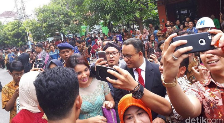 Usai Hadiri Nikahan Kahiyang, Anies Jadi Rebutan Selfie Warga