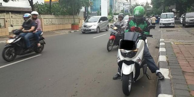 Suka Main HP Atau Ngobrol Saat Berkendara ???......... NORAK LO !!!!!