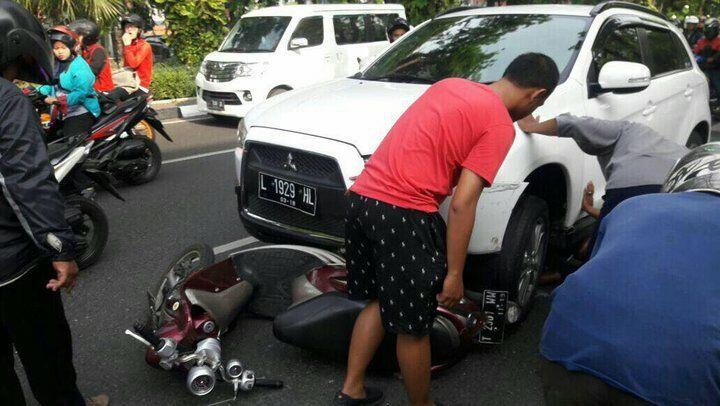 Video Detik-detik Kecelakaan di Jalan Darmo Surabaya Beredar Luas...