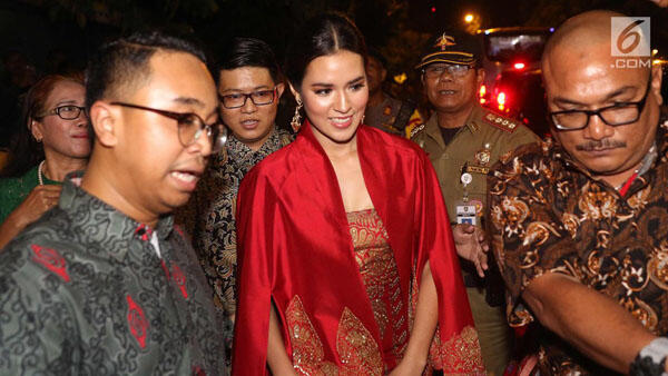 Cantiknya Raisa Berbalut Baju Dodotan Merah di Pernikahan  