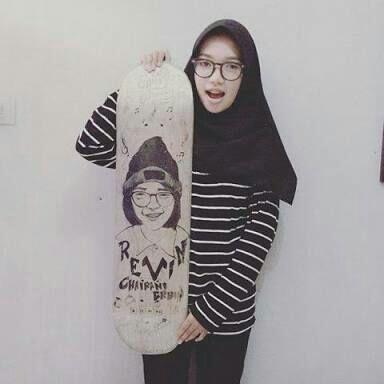 Kenalan dengan Revin Chairani, Skateboarder Berhijab yang Imut