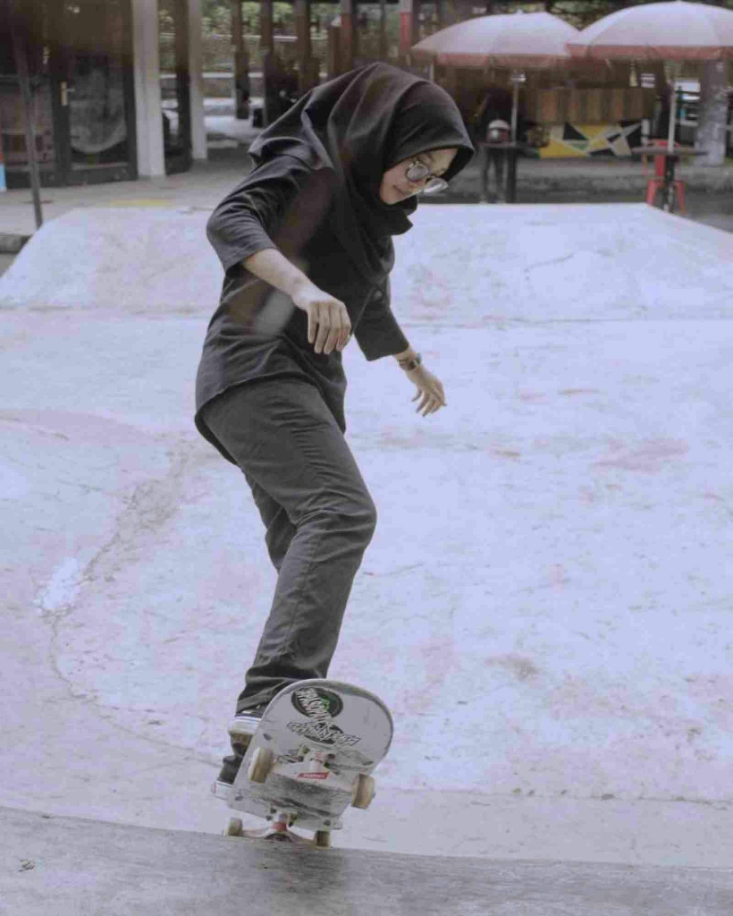 Kenalan dengan Revin Chairani, Skateboarder Berhijab yang Imut