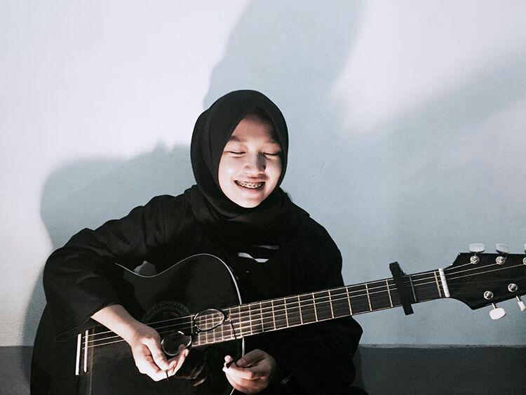 Kenalan dengan Revin Chairani, Skateboarder Berhijab yang Imut