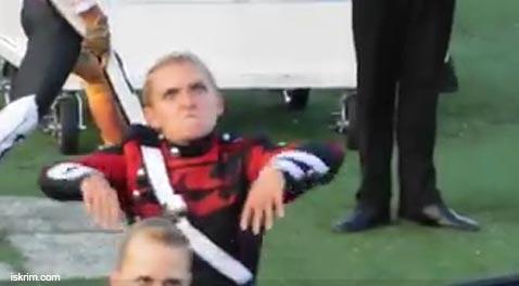 Kocak Gan, Ekspresi Keyboard Wanita Marching Band Ini Lagi Viral Di Dumay