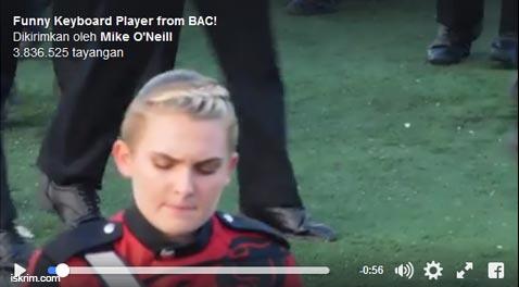 Kocak Gan, Ekspresi Keyboard Wanita Marching Band Ini Lagi Viral Di Dumay