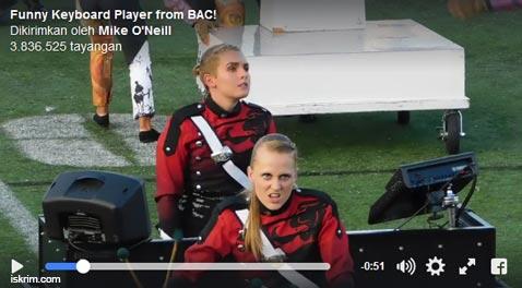 Kocak Gan, Ekspresi Keyboard Wanita Marching Band Ini Lagi Viral Di Dumay