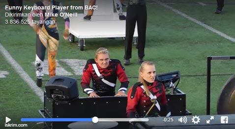 Kocak Gan, Ekspresi Keyboard Wanita Marching Band Ini Lagi Viral Di Dumay