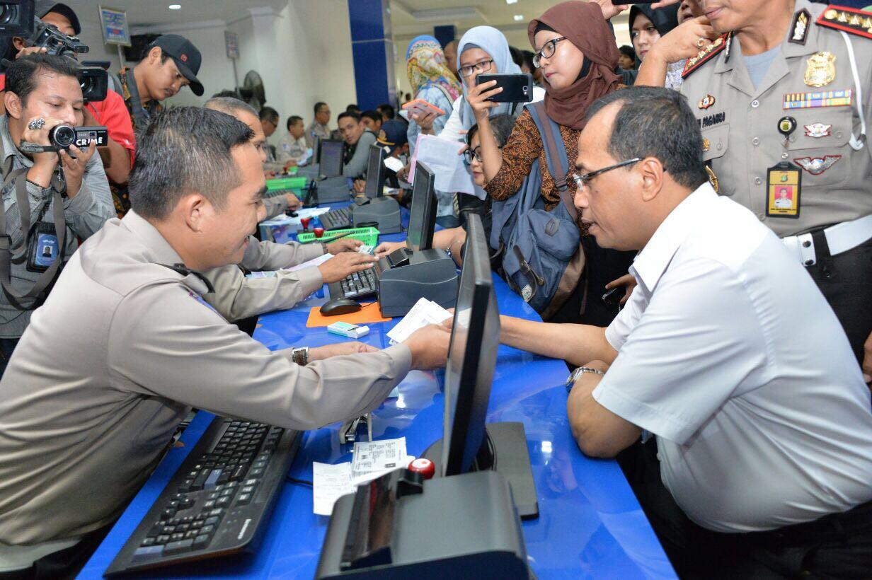 Menhub Tinjau Pelayanan Pembuatan SIM Terpadu Dan Sidak Ke Pelabuhan Muara Angke