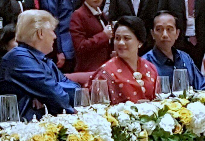 Lirikan Cemburu? Begini Ekspresi Jokowi Melihat Iriana dan Donal Trump Ngobrol