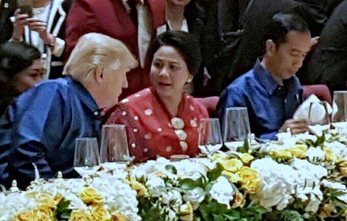 Lirikan Cemburu? Begini Ekspresi Jokowi Melihat Iriana dan Donal Trump Ngobrol