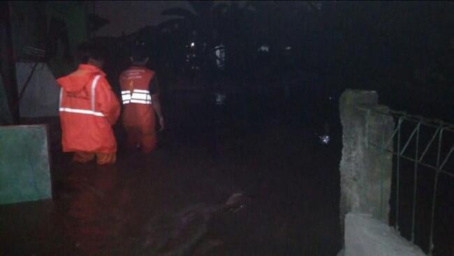 Jatipadang Banjir, Puluhan Warga Mengungsi