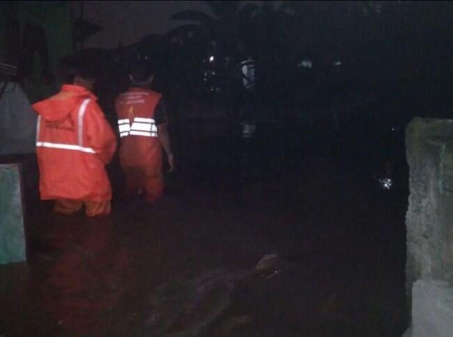 Jatipadang Masih Banjir, Warga Bertahan di Pengungsian