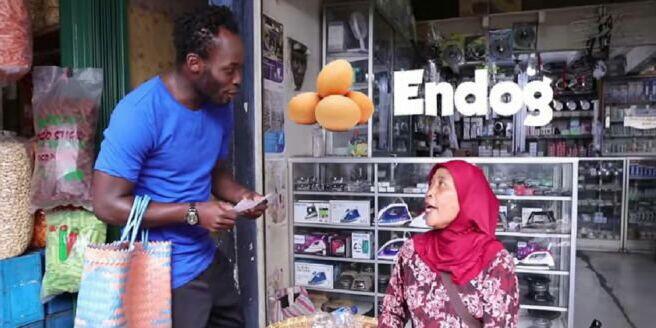 Video: kocak, Michael Essien belanja di pasar pakai bahasa Sunda