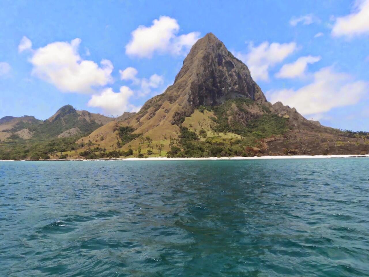keindahan pulau mules di NusaTenggara Timur