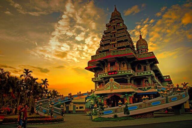 5 Destinasi Wisata Religi Ini Bikin Kamu Mencintai Keberagaman Agama di Indonesia