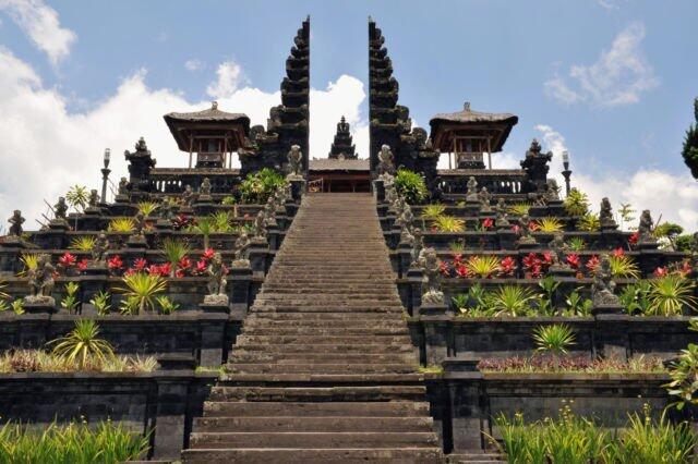 5 Destinasi Wisata Religi Ini Bikin Kamu Mencintai Keberagaman Agama di Indonesia
