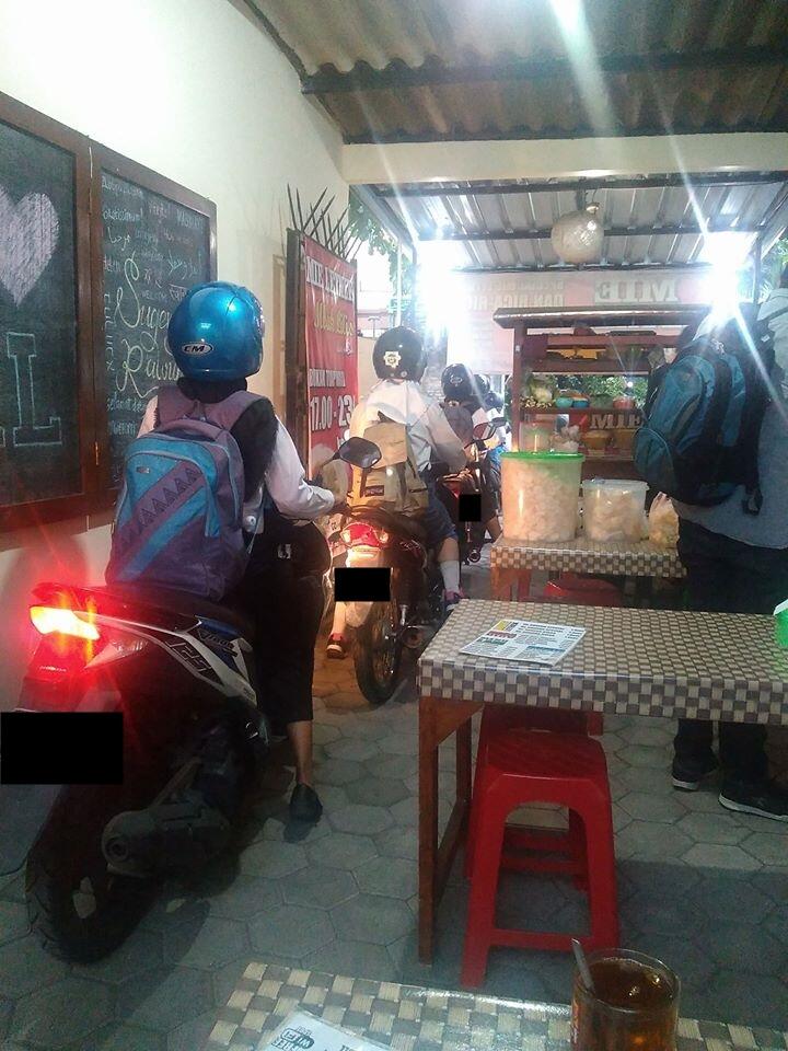 Jalan sepeda motor ini anti-mainstream, lewat tengah warung