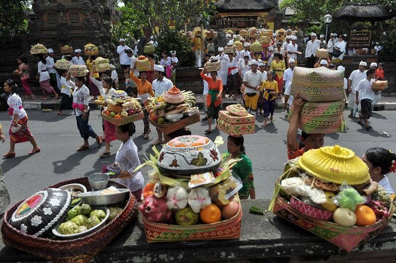 Wow! Ternyata Makanan Tradisional ini Adalah Menu Wajib Untuk Sesajen di Pura