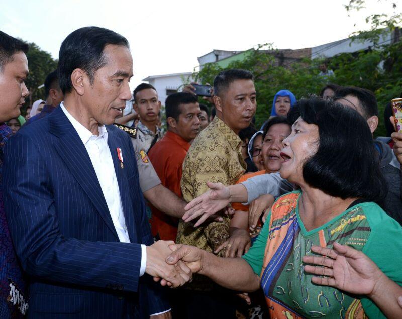 Tiba-Tiba Jokowi Sambangi Lokasi Pasar Aksara Medan