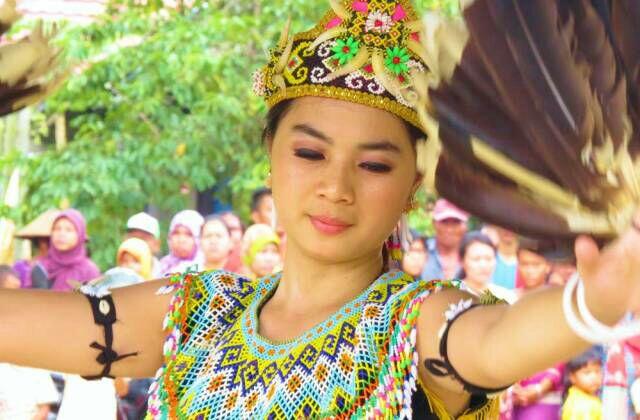Fakta Yang Banyak Orang Belum Tahu Gadis Dayak

