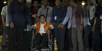 &#91;BREAKING NEWS&#93;Pakai Kursi Roda, Setya Novanto Dibawa ke Rutan KPK
