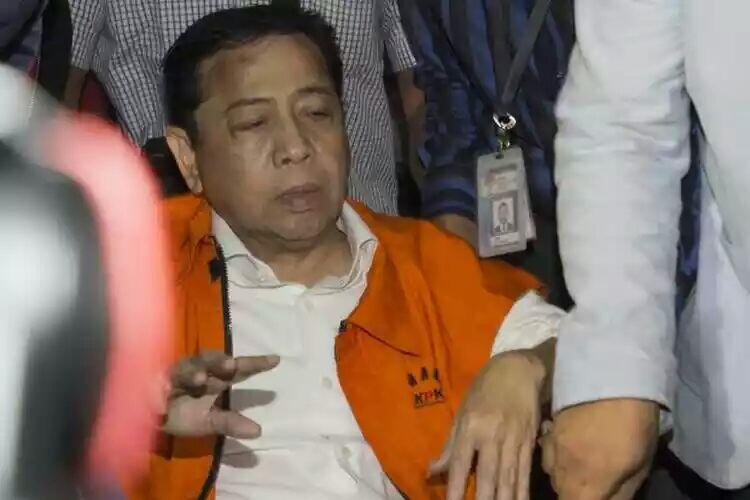 &#91;BREAKING NEWS&#93;Pakai Kursi Roda, Setya Novanto Dibawa ke Rutan KPK
