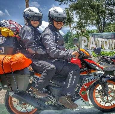 Gokil! Suami-istri ini keliling Eropa dengan naik motor bebek