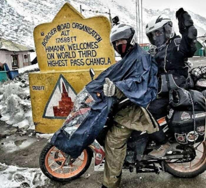 Gokil! Suami-istri ini keliling Eropa dengan naik motor bebek